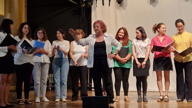 Isabel Arilla y el Coro de Profesores del IES Ramón y Cajal. Foto Myriam Martínez Isabel Arilla y el Coro de Profesores del IES Ramón y Cajal. Foto Myriam Martínez