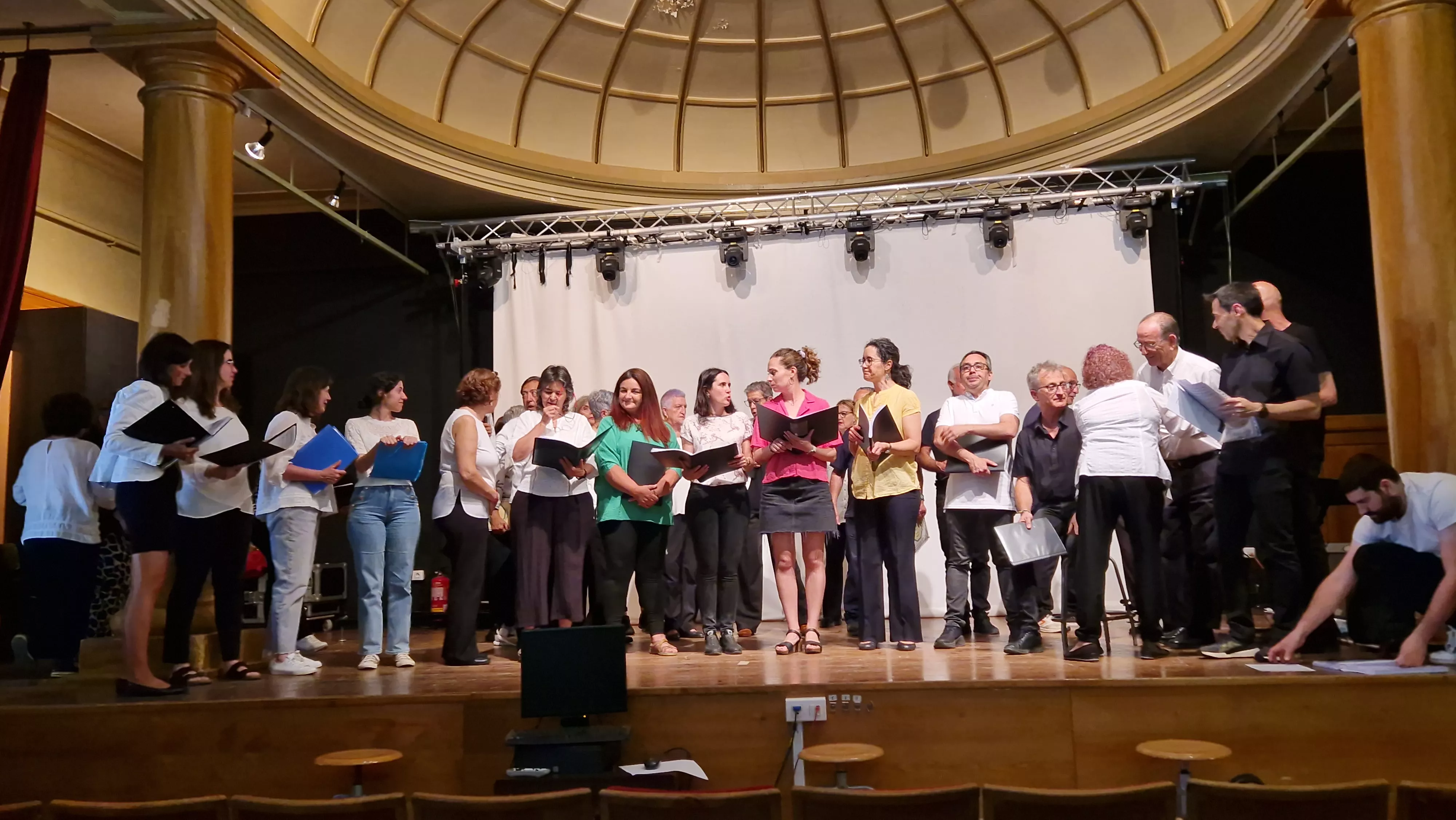 Coro de Profesores del IES Ramón y Cajal y el Coro de la Universidad Ciudadana. Foto Myriam Martínez