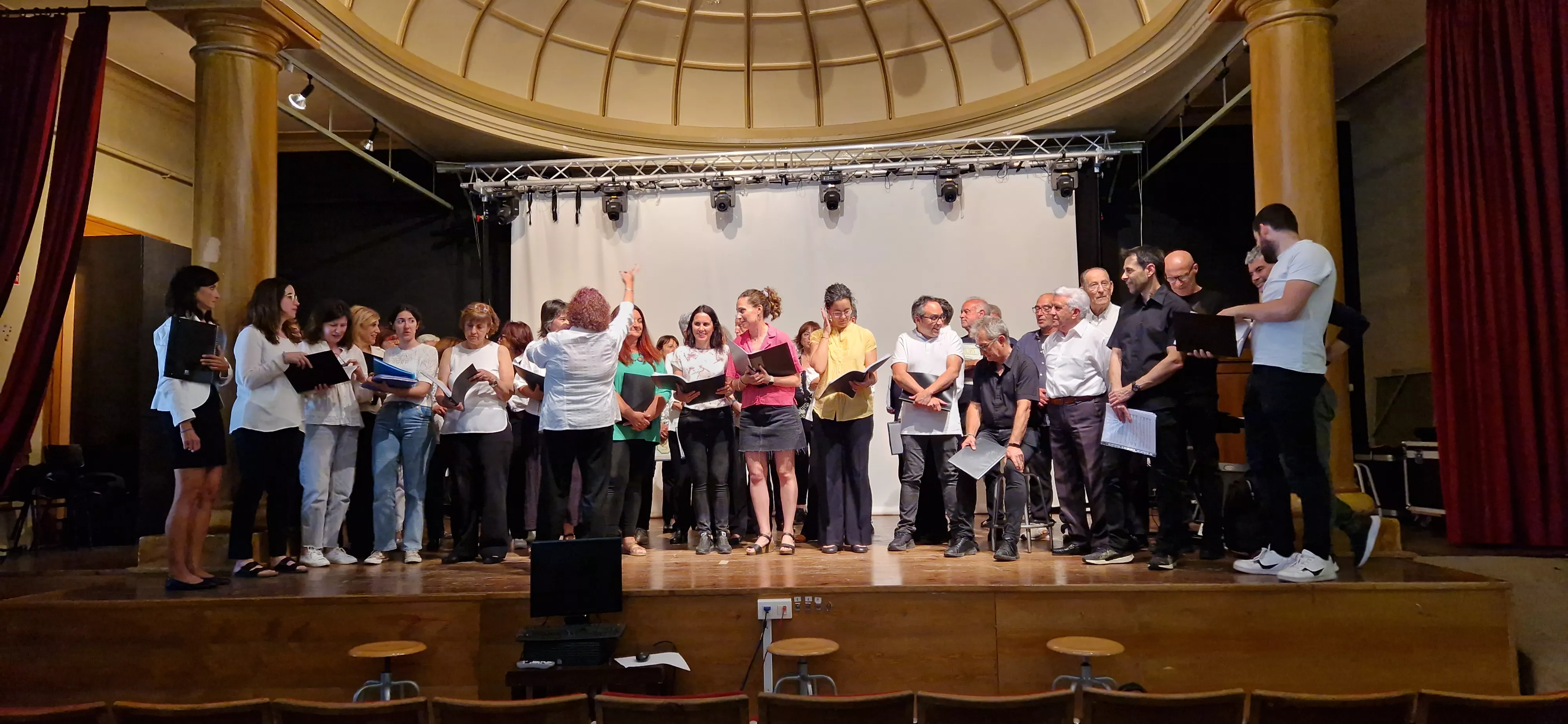 Coro de Profesores del IES Ramón y Cajal y el Coro de la Universidad Ciudadana. Foto Myriam Martínez