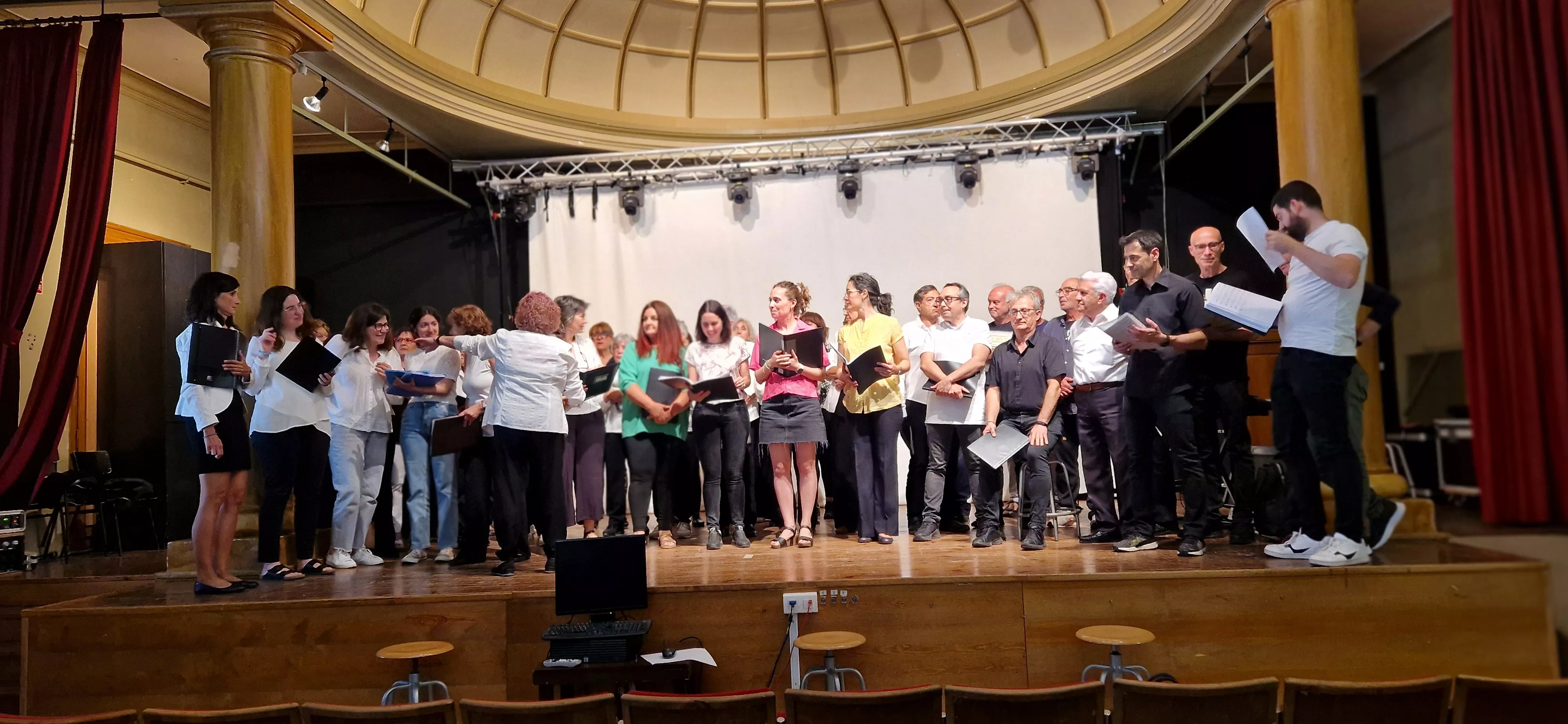 Coro de Profesores del IES Ramón y Cajal y el Coro de la Universidad Ciudadana. Foto Myriam Martínez