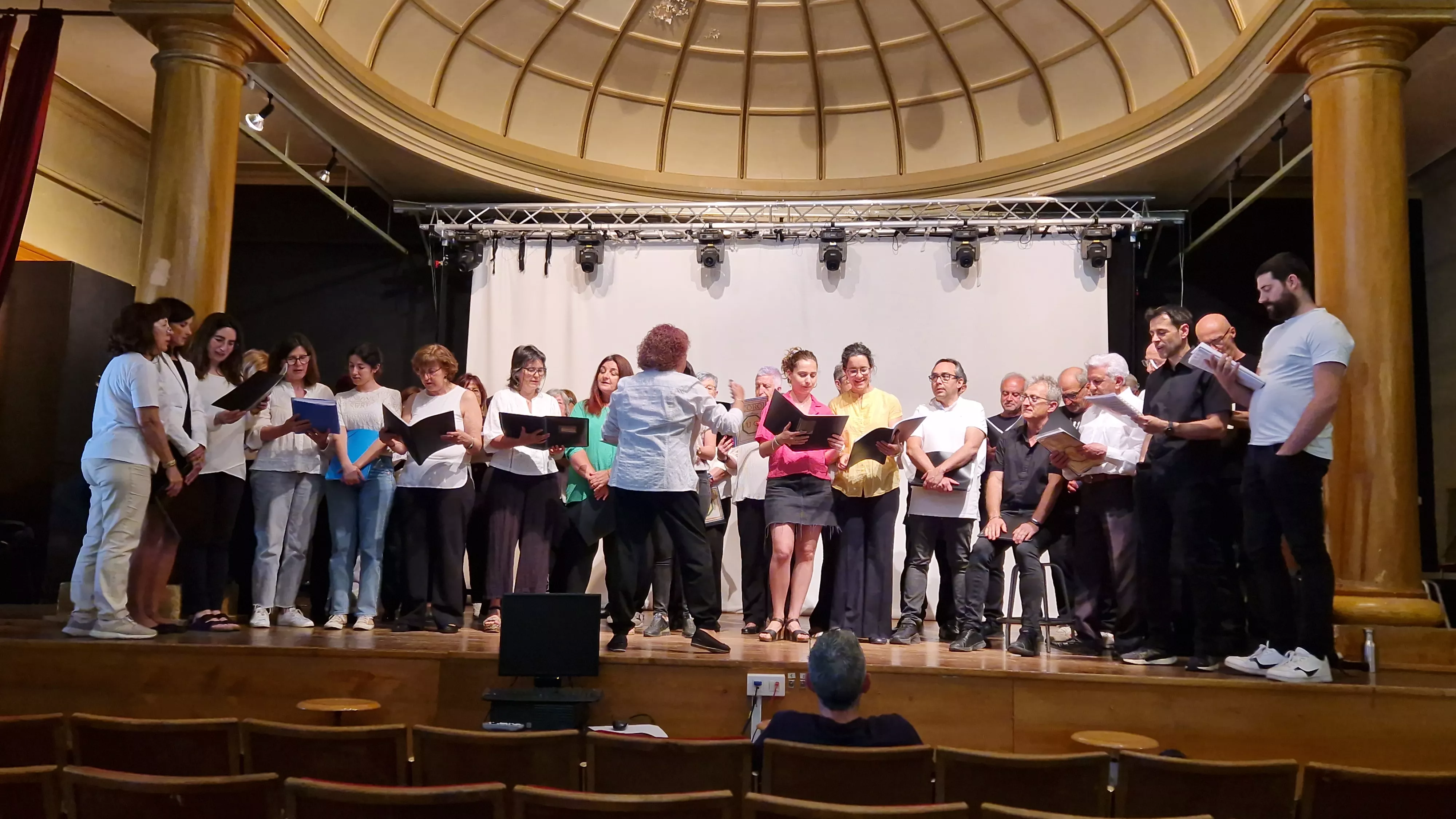 Coro de Profesores del IES Ramón y Cajal y el Coro de la Universidad Ciudadana. Foto Myriam Martínez