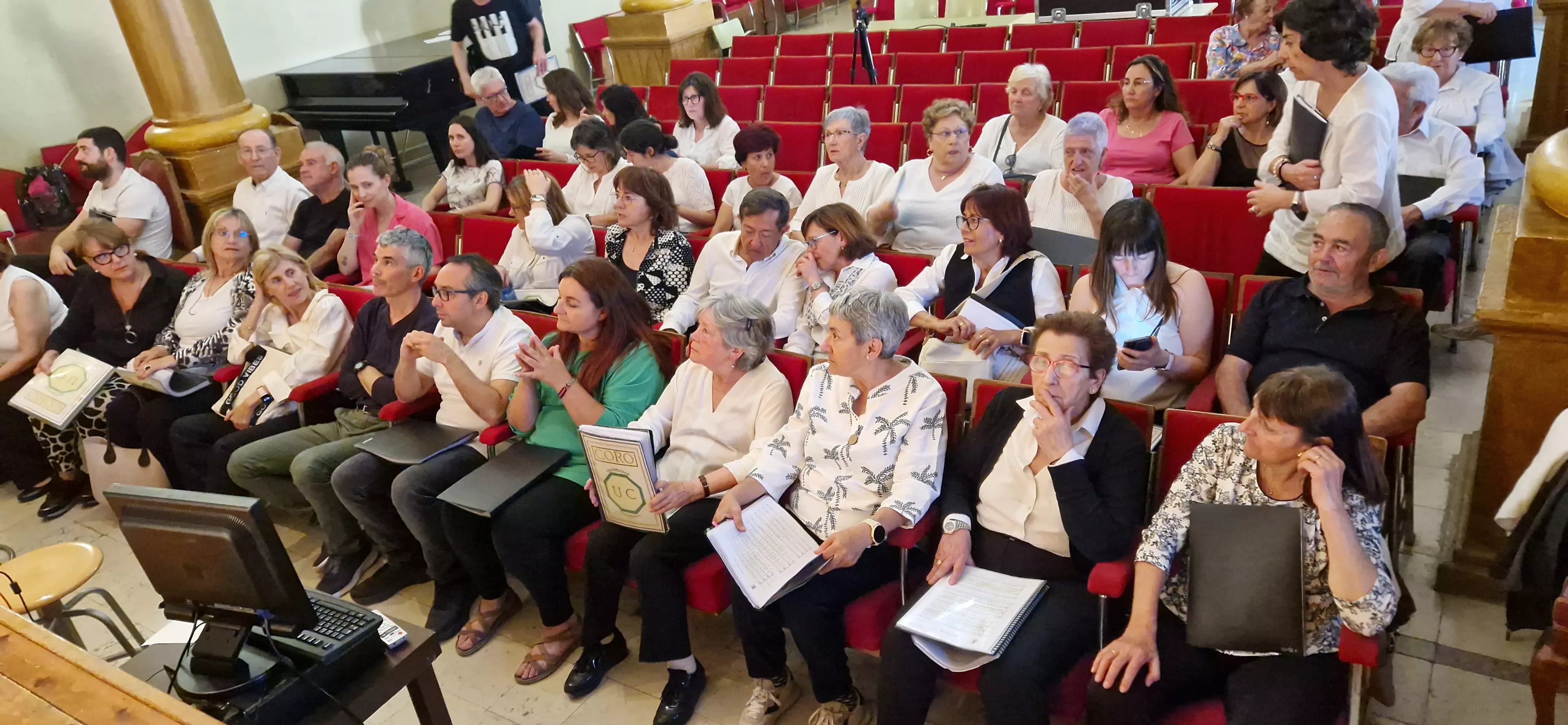 Coro de Profesores del IES Ramón y Cajal y el Coro de la Universidad Ciudadana. Foto Myriam Martínez