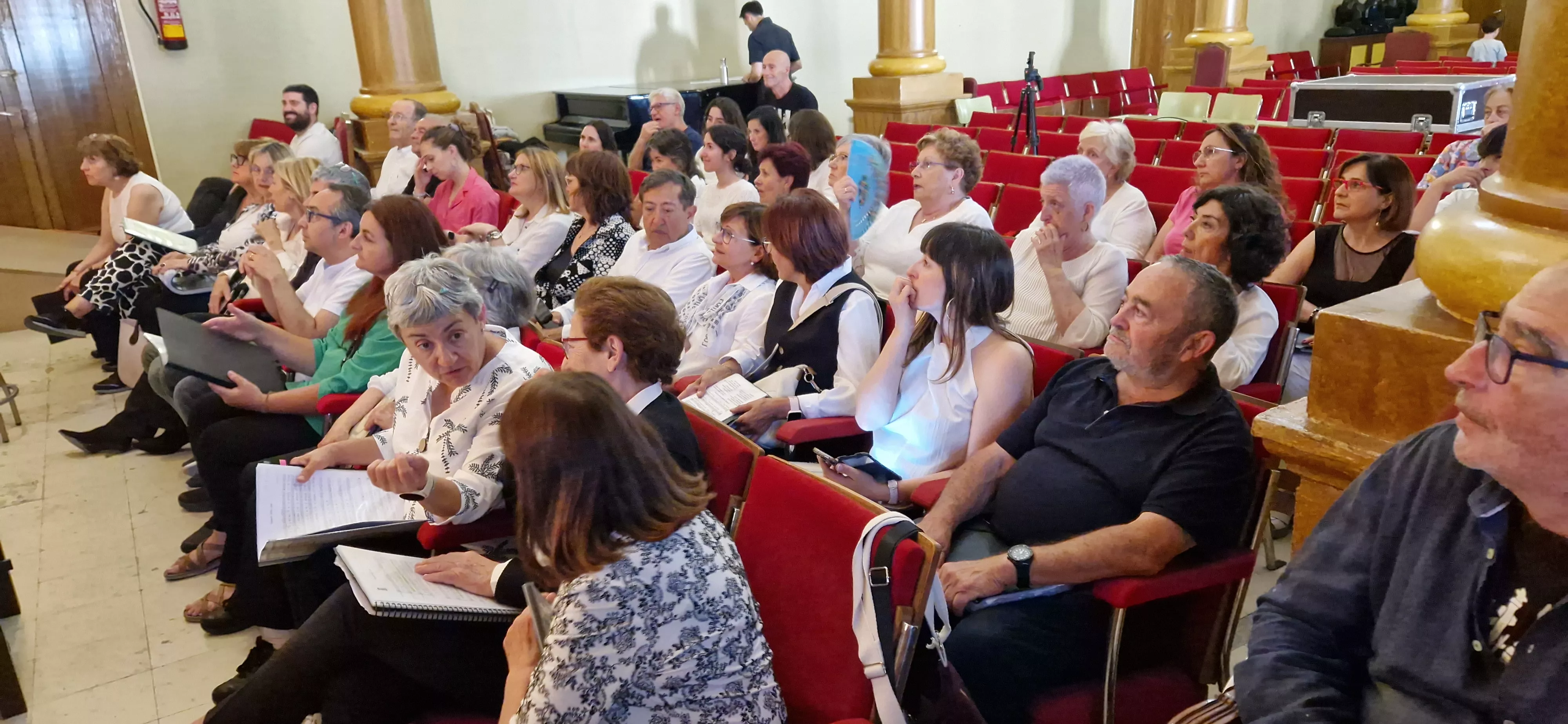 Coro de Profesores del IES Ramón y Cajal y el Coro de la Universidad Ciudadana. Foto Myriam Martínez