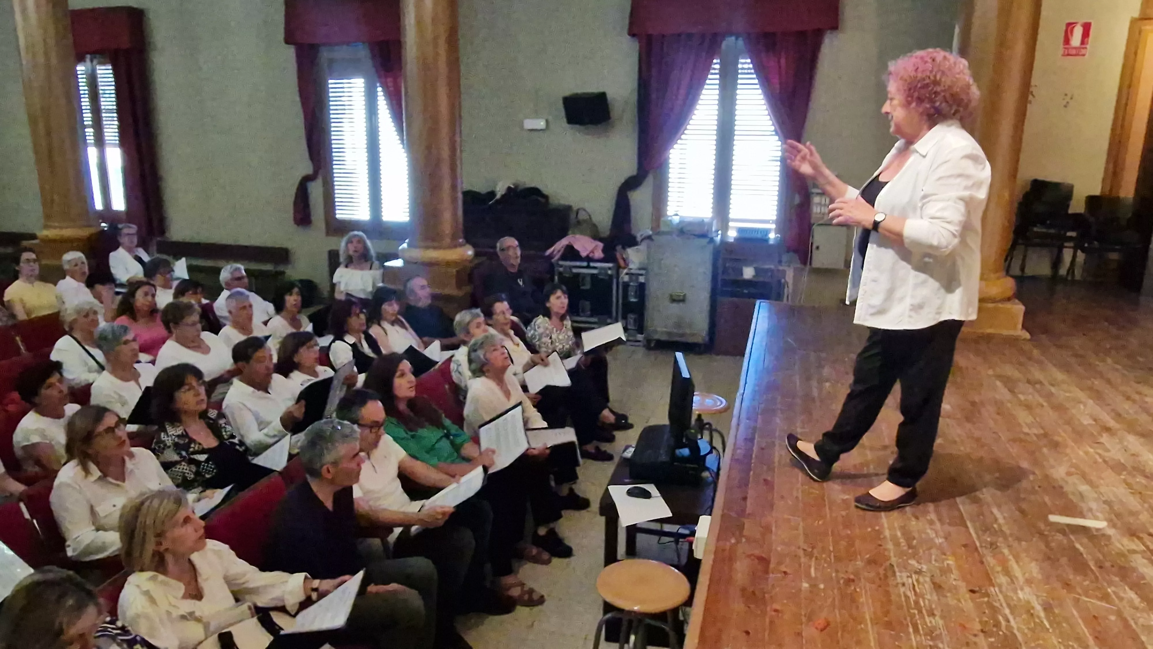 Coro de Profesores del IES Ramón y Cajal y el Coro de la Universidad Ciudadana. Foto Myriam Martínez