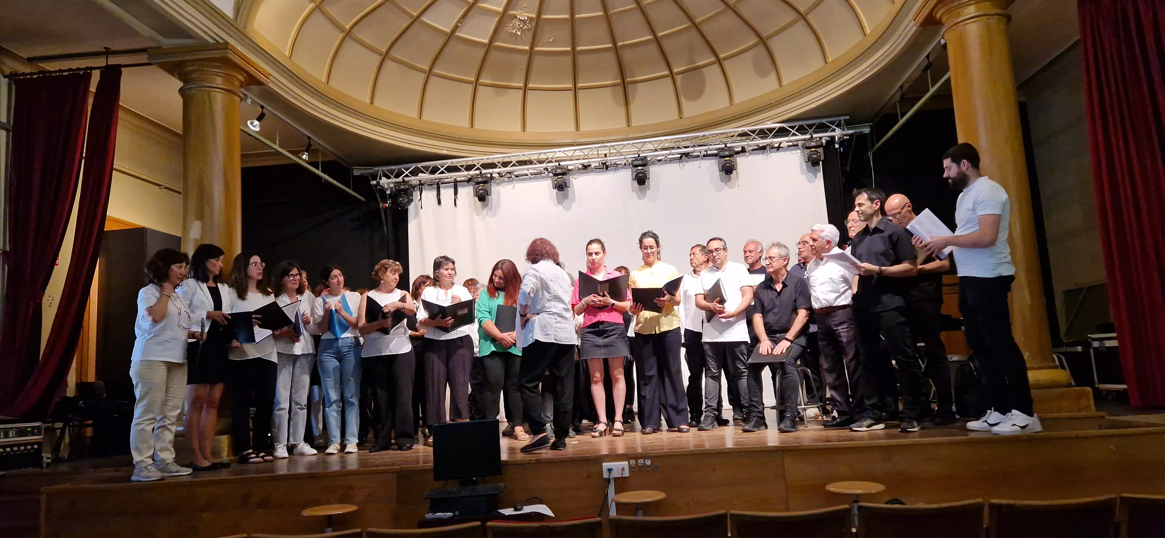 Coro de Profesores del IES Ramón y Cajal y el Coro de la Universidad Ciudadana. Foto Myriam Martínez