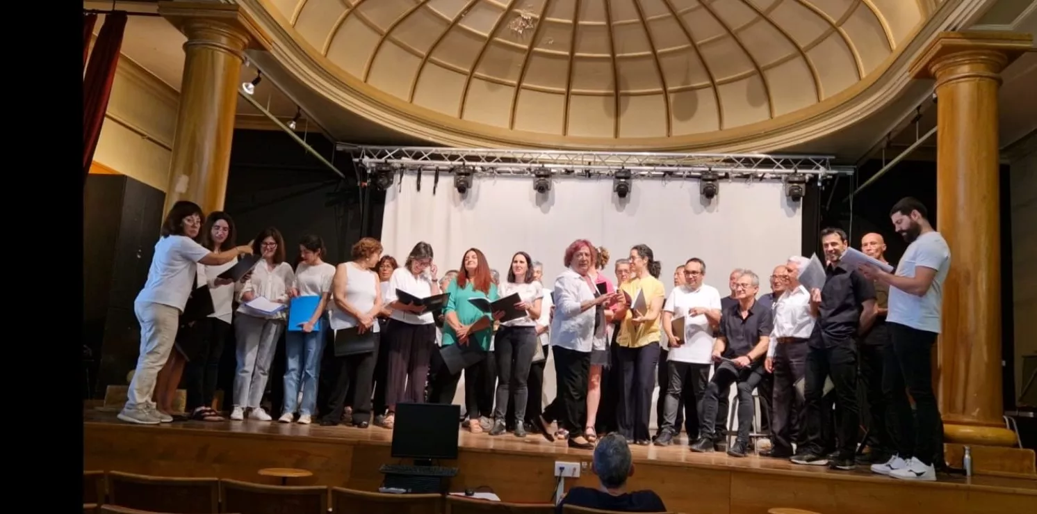 Coro de Profesores del IES Ramón y Cajal y el Coro de la Universidad Ciudadana. Foto Myriam Martínez