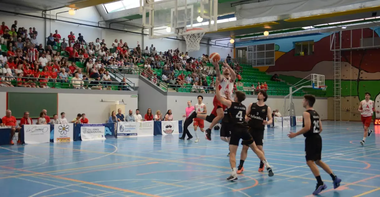 Un momento del partido entre Letra Corpórea UBB y La Muela. Foto: Antonio Lachós