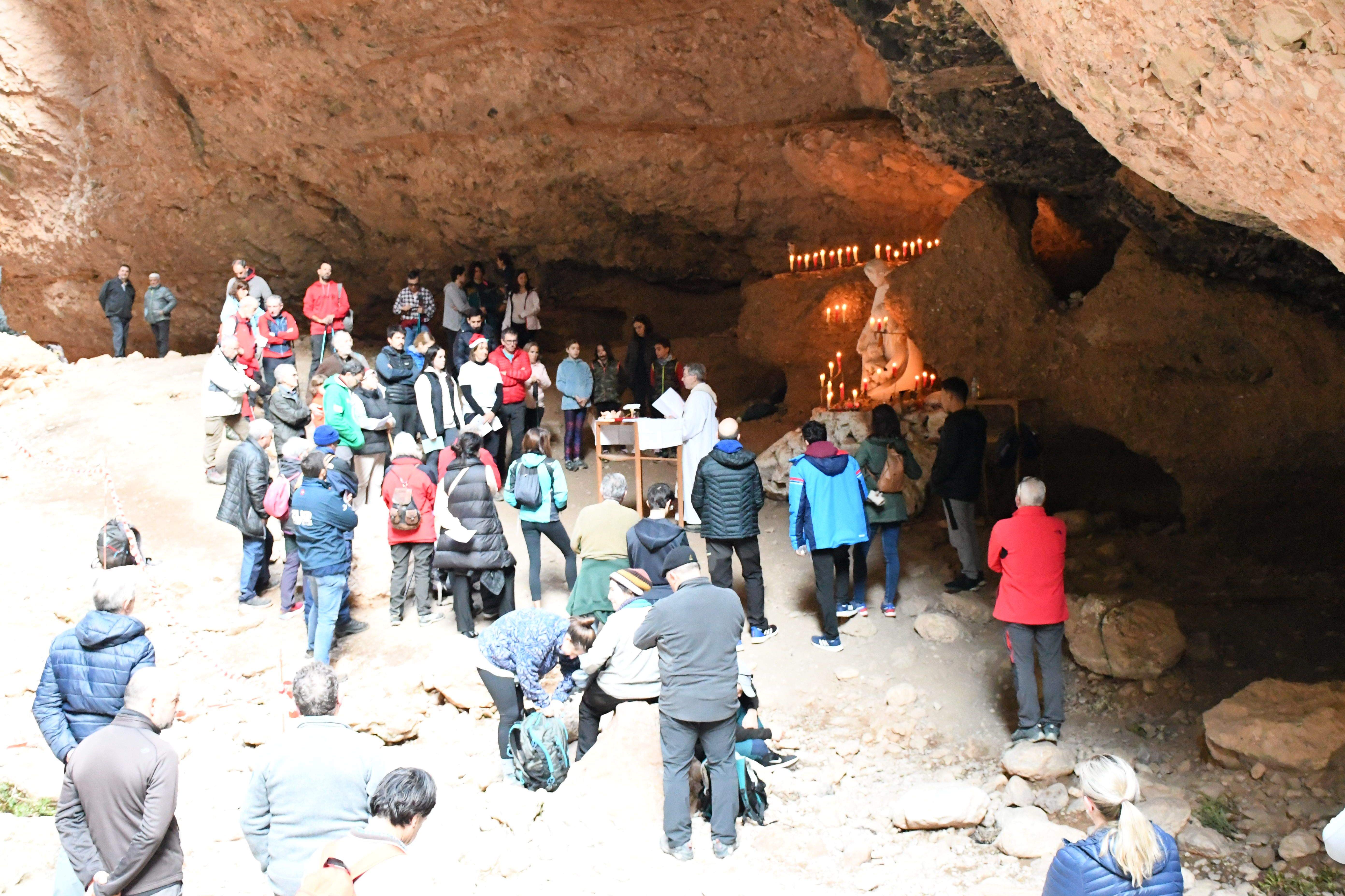 Un momento de la misa este domingo en las Gorgas de San Julián de Lierta.