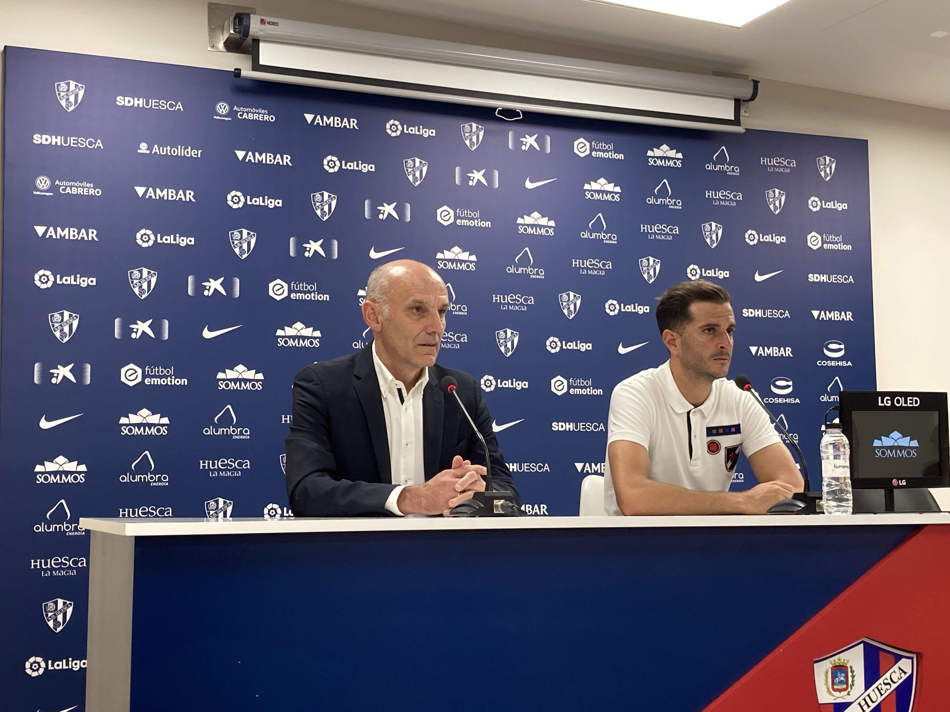 Martín González, junto a Juan Villar, en su presentación. Foto: Adrián Mora