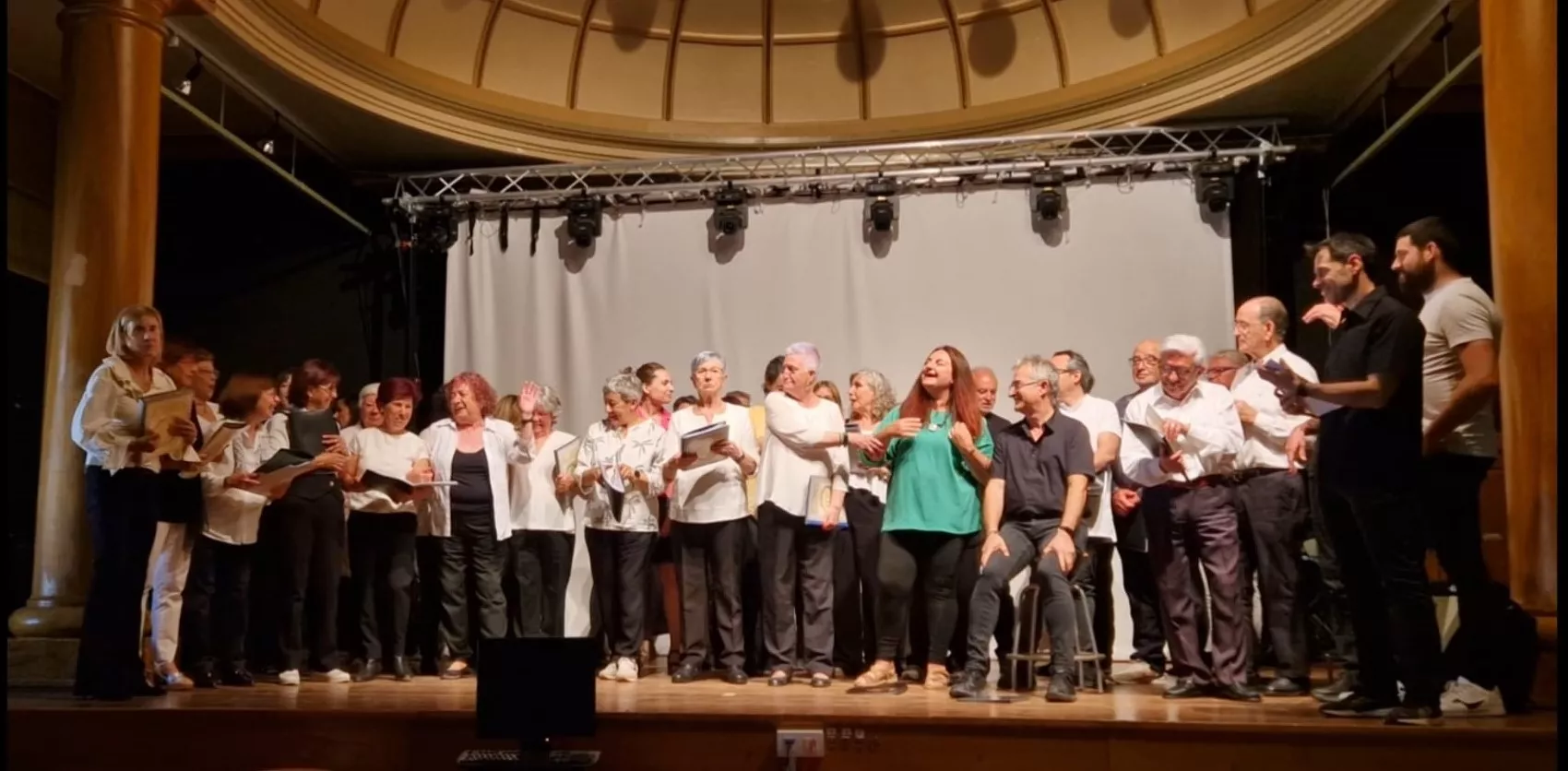 Actuación del Coro de Profesores del IES Ramón y Cajal con el Coro de la Universidad Ciudadana. Actuación del Coro de Profesores del IES Ramón y Cajal con el Coro de la Universidad Ciudadana.