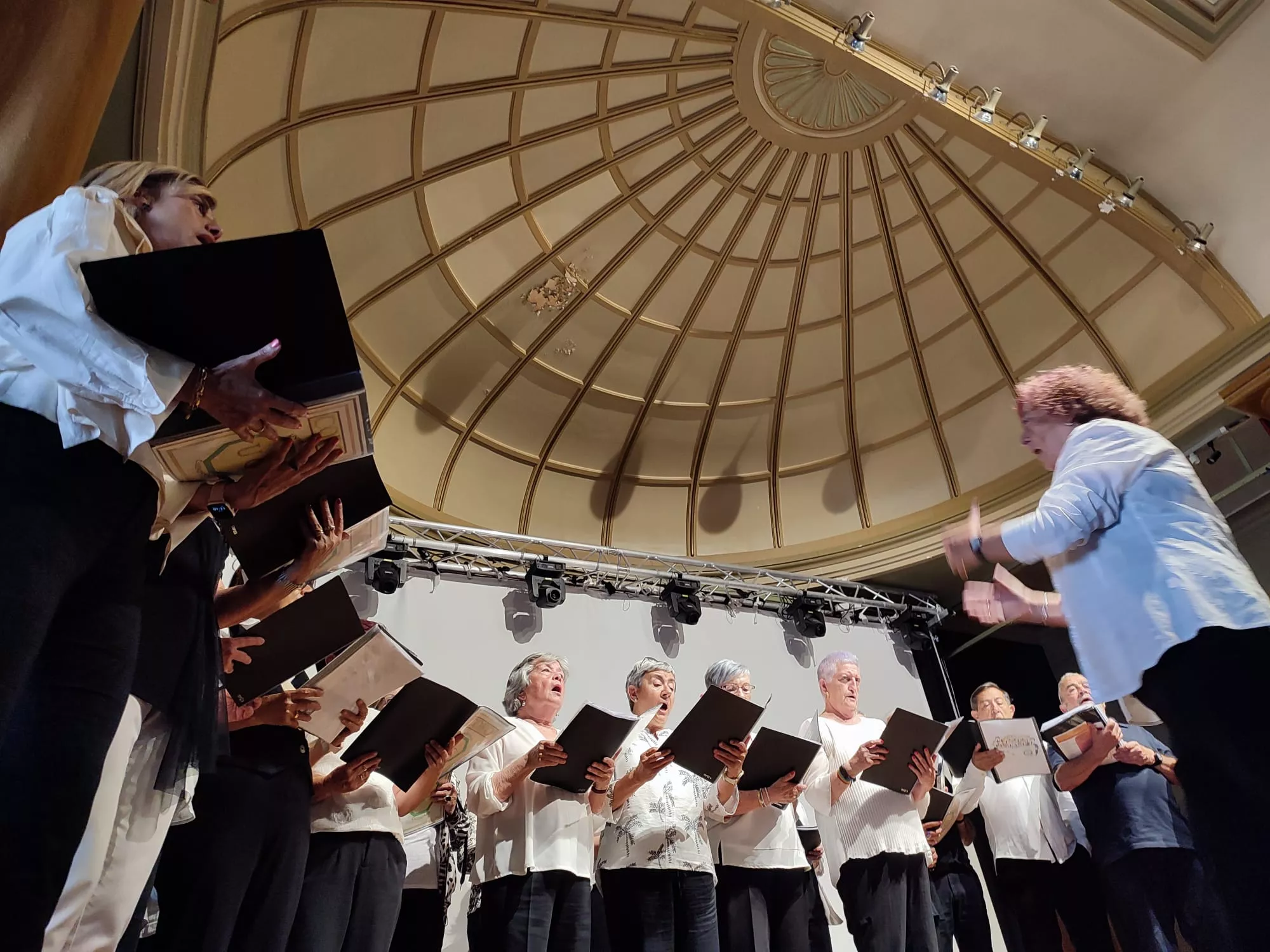 Isabel Arilla dirigiendo al Coro de la Universidad Ciudadana.