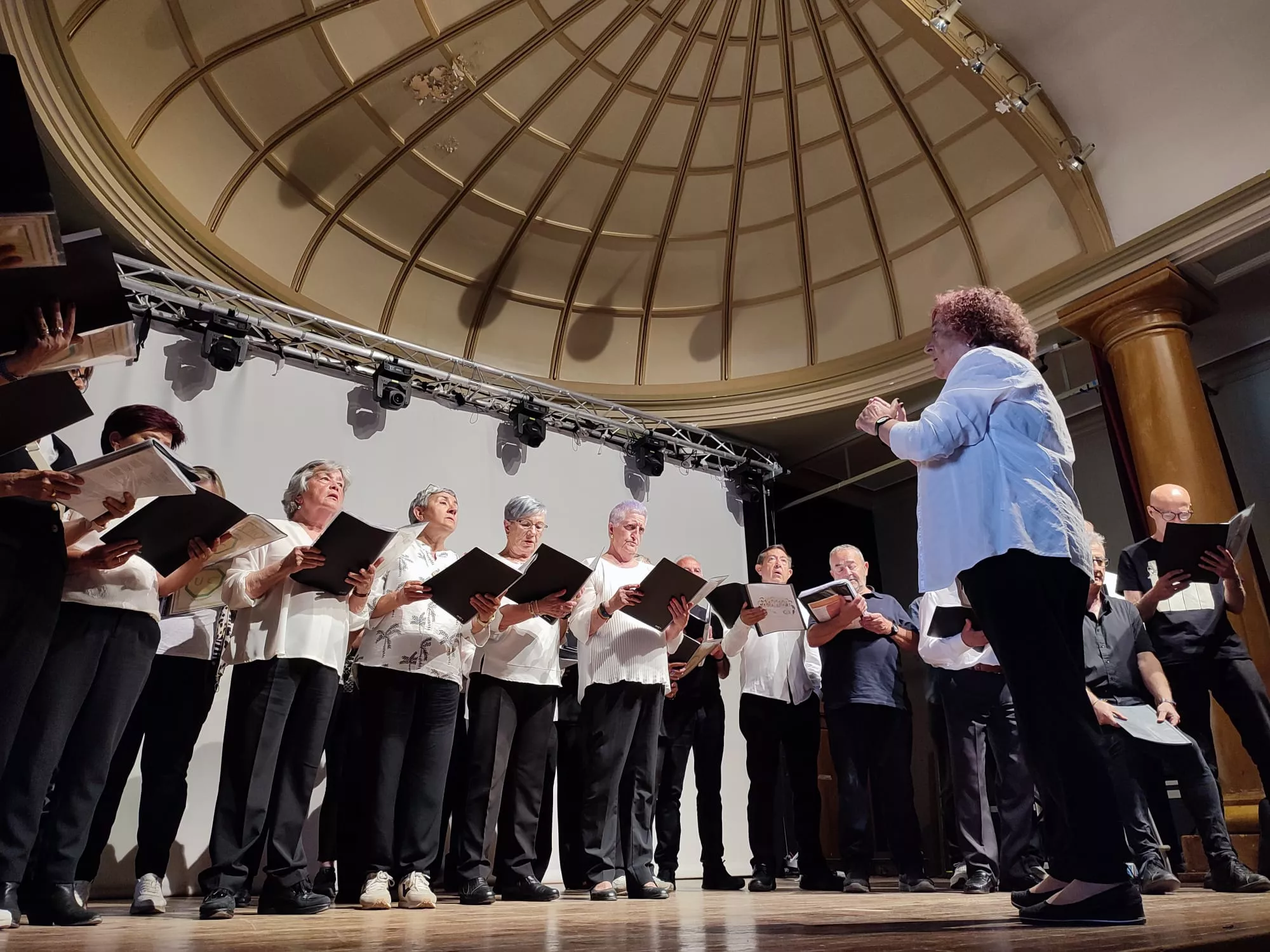 Isabel Arilla dirigiendo al Coro de la Universidad Ciudadana. 