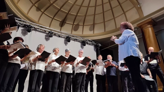 Isabel Arilla dirigiendo al Coro de la Universidad Ciudadana. Isabel Arilla dirigiendo al Coro de la Universidad Ciudadana.