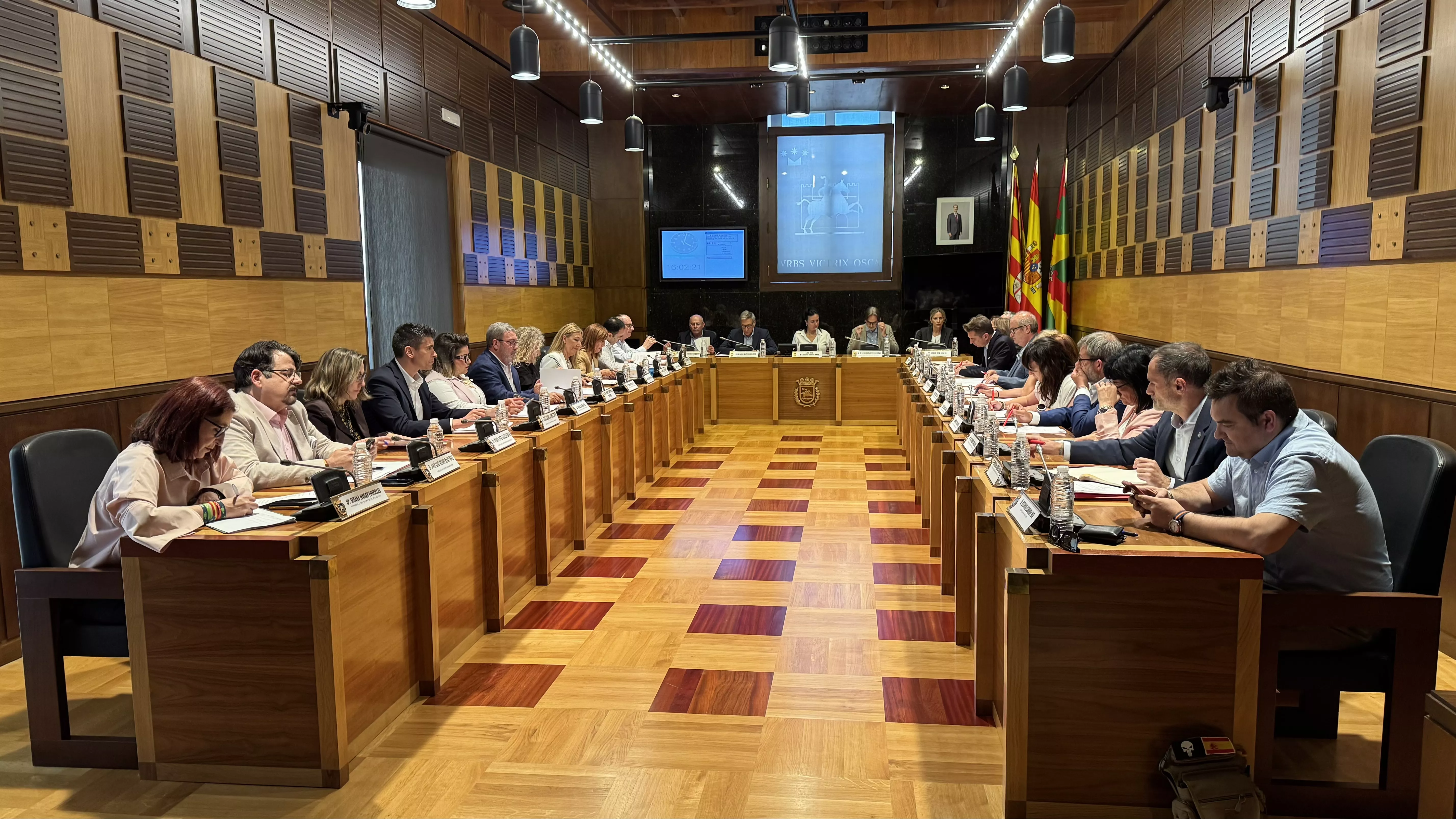 El pleno aprueba la nueva ordenanza de ciclos y pide la integración de Enfermería en la Universidad.