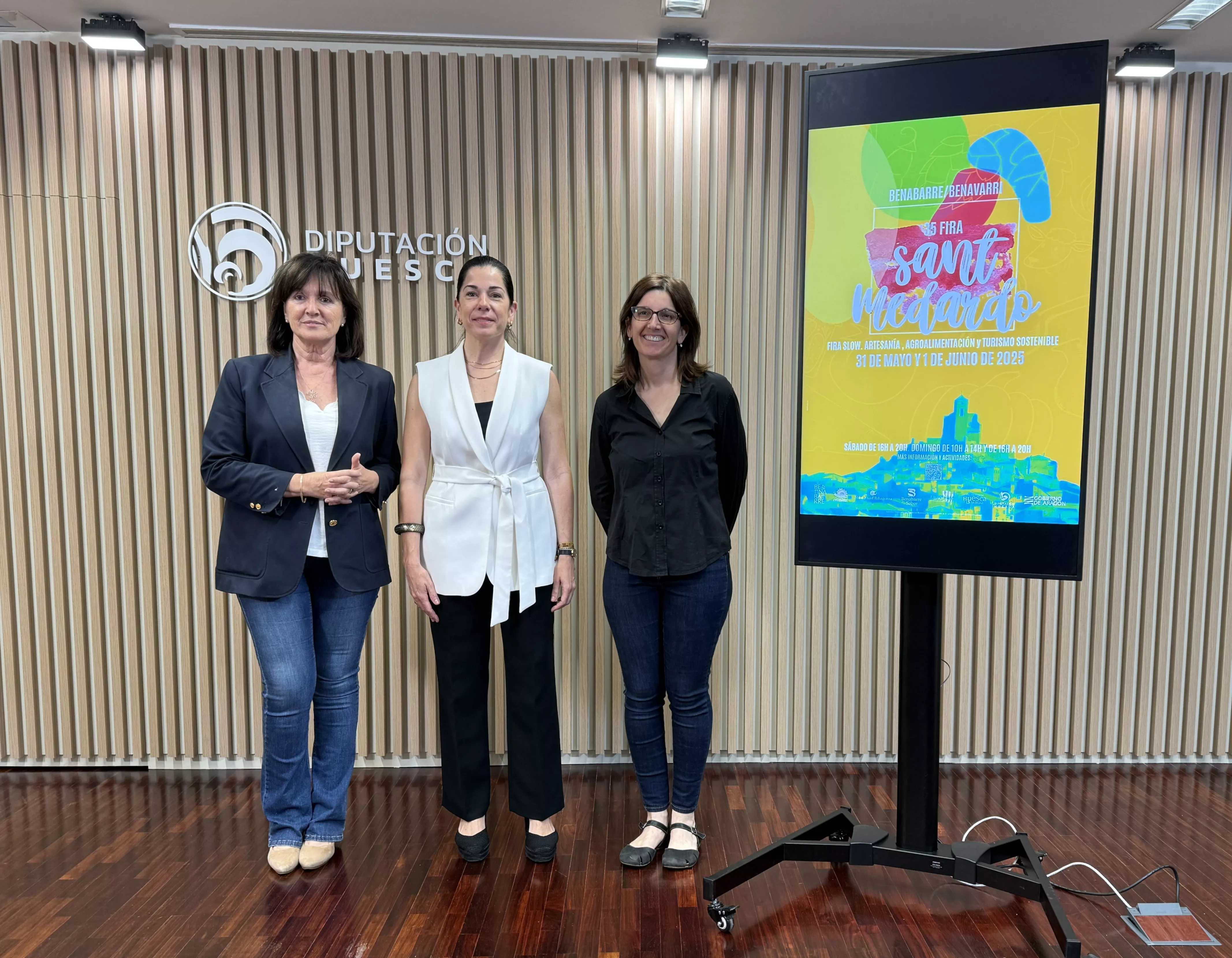 Yolanda Castelló, Lola Ibort y Anna Pulido, en la presentación de la Fira de Sant Medardo de Benabarre.