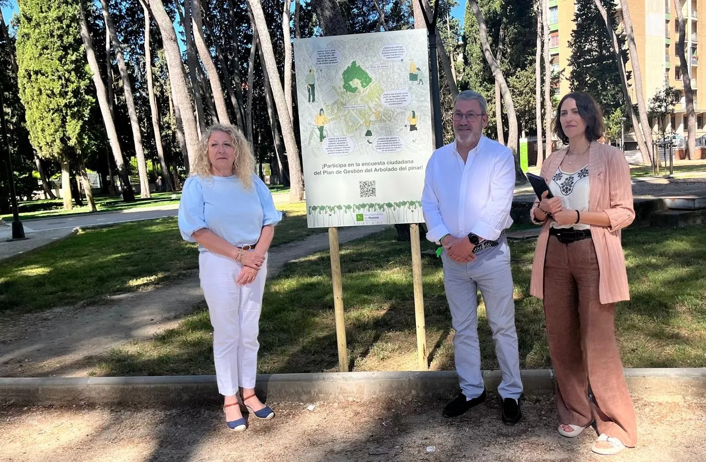 Susana Oliván, José Miguel Veintemilla y Ana Pérez, junto a un cartel informativo de la encuesta instalado en el pinar del parque. Foto Mercedes Manterola
