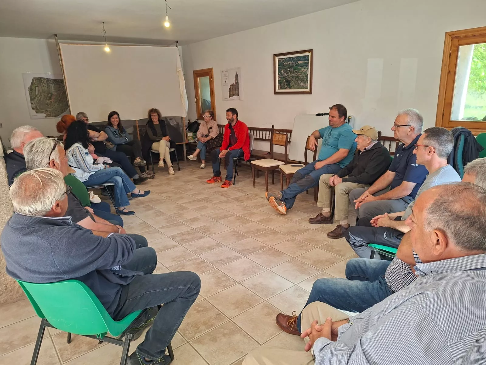 Reunión del alcalde de Aínsa con los vecinos de Olsón. Reunión del alcalde de Aínsa con los vecinos de Olsón.