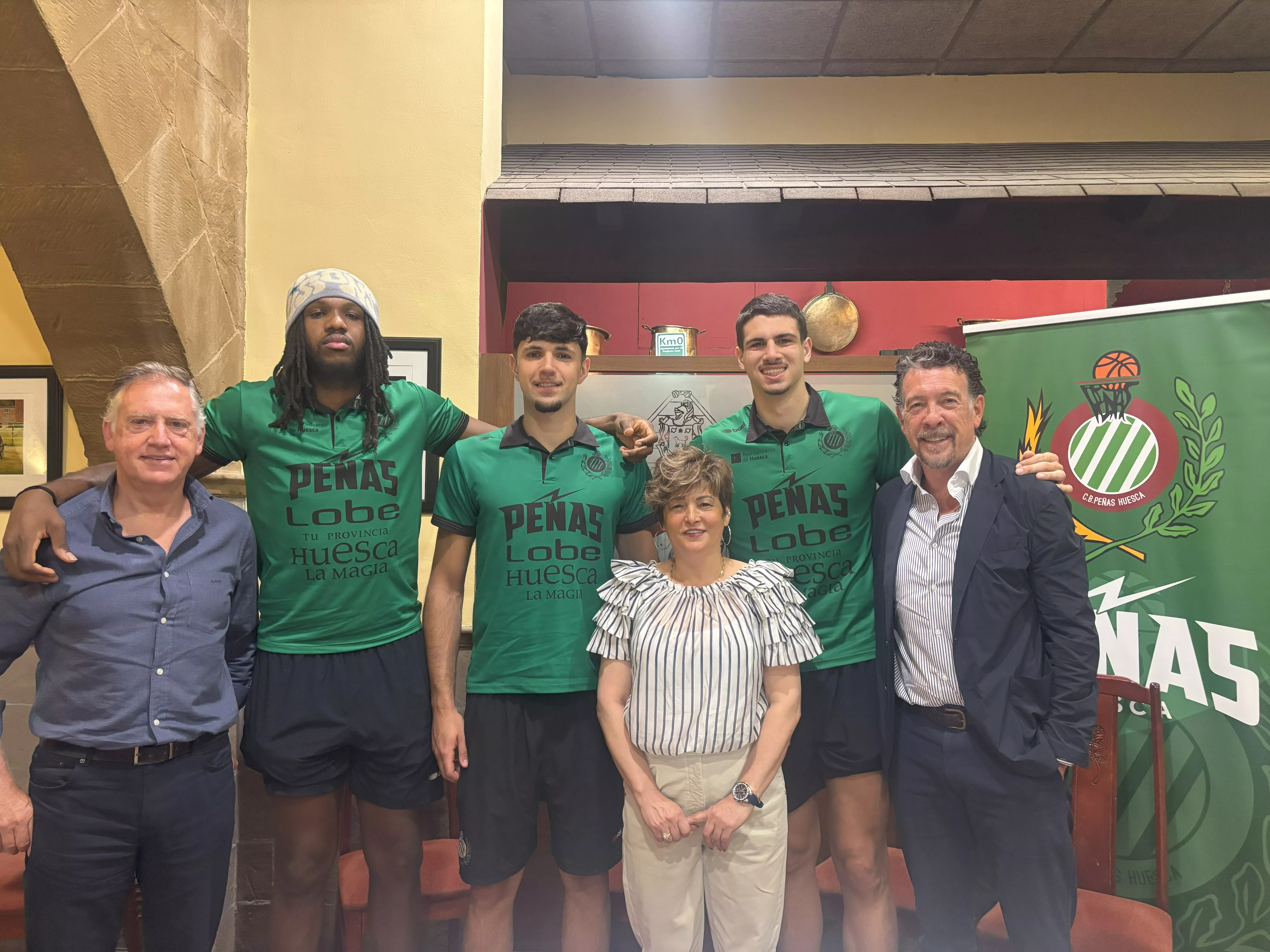 Nacho Fácil, Mohamed Abdulsalam, Guillem Vázquez, Daniil Shelist y Luis Périz, con Nicoleta, propietaria de La Lifara