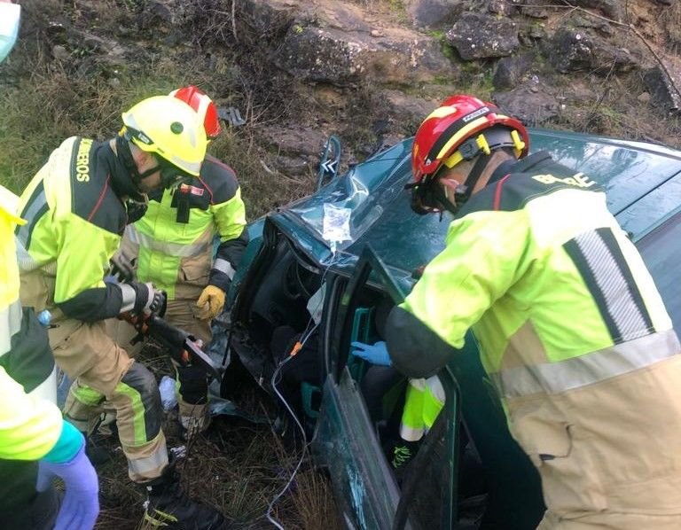 Bomberos en las labores de excarcelación del herido en el accidente