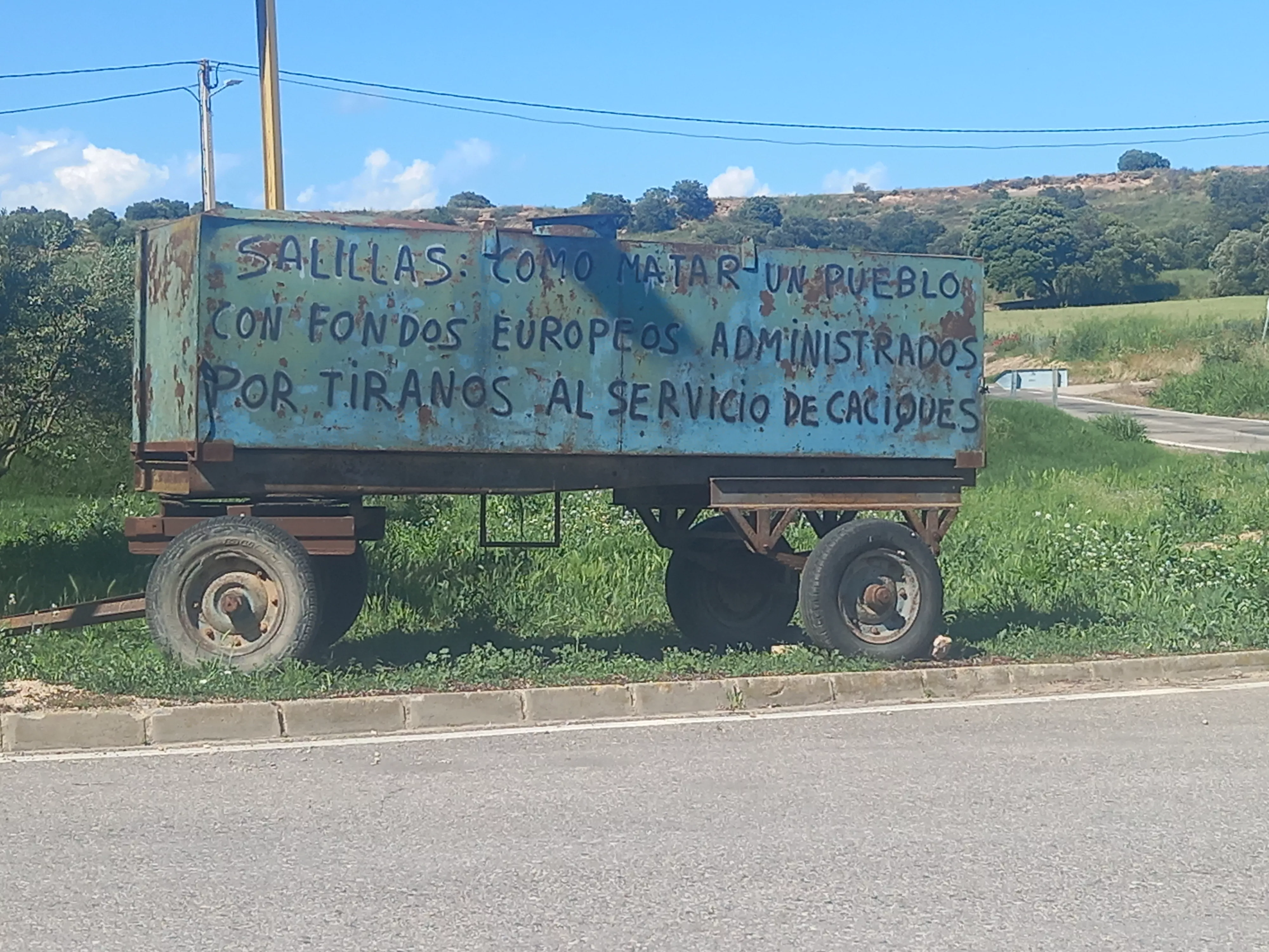 Cartel de protesta pintado en un remolque a la entrada de Salillas. 
