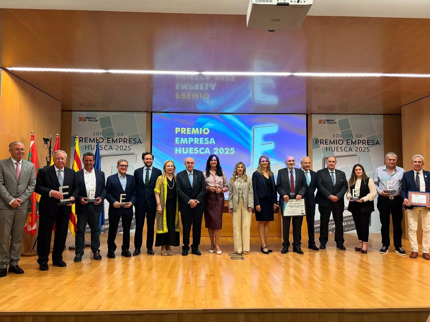 Autoridades y galardonados del Premio Empresa Huesca 2025