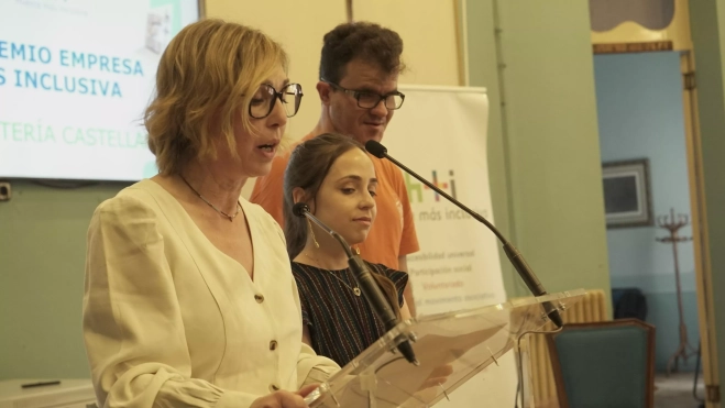 Nuria Grau, con los empleados de Castellar Carolina y Gonzalo. Nuria Grau, con los empleados de Castellar Carolina y Gonzalo.