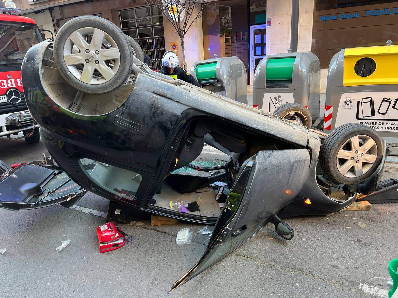 Imagen del vehículo que ha volcado esta tarde en la calle Zaragoza