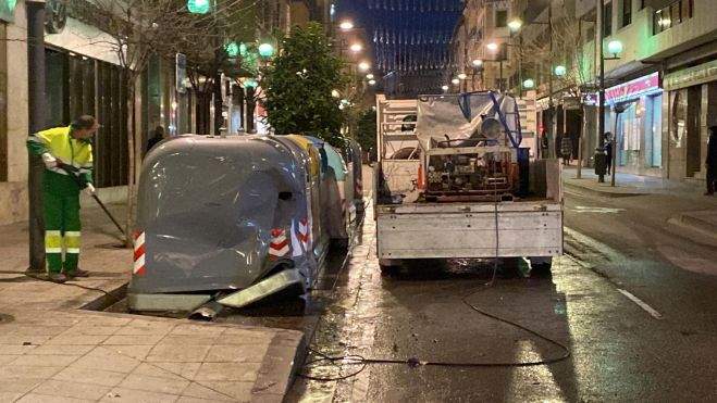 Labores de limpieza en la zona del accidente Labores de limpieza en la zona del accidente