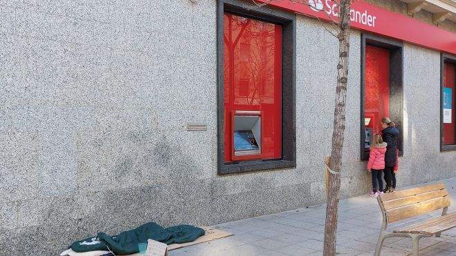 Los mendigos hoy se aposentan junto a bancos Los mendigos hoy se aposentan junto a bancos