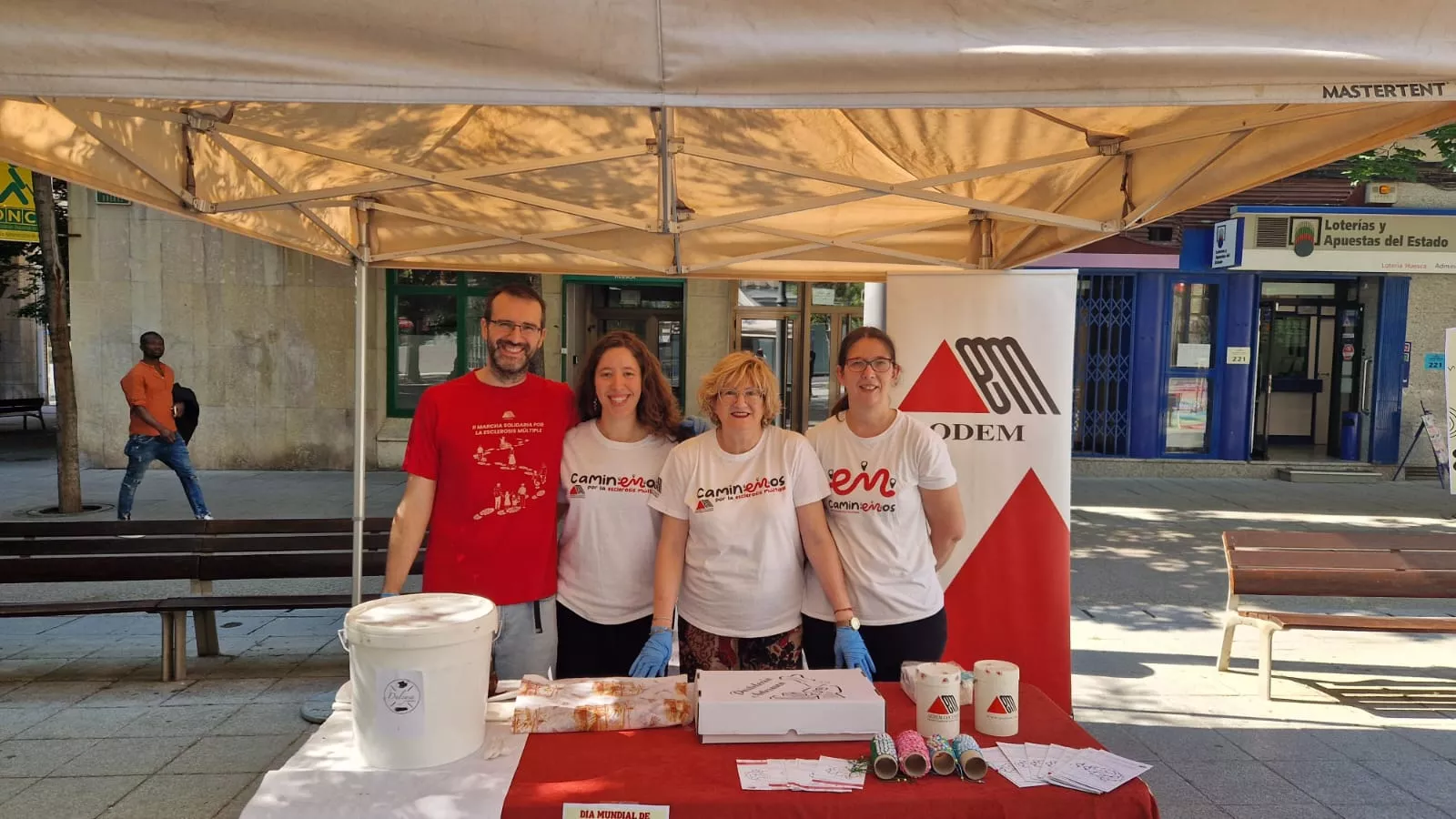 Peña Hernando y profesionales de Aodem, informando sobre la esclerosis múltiple.