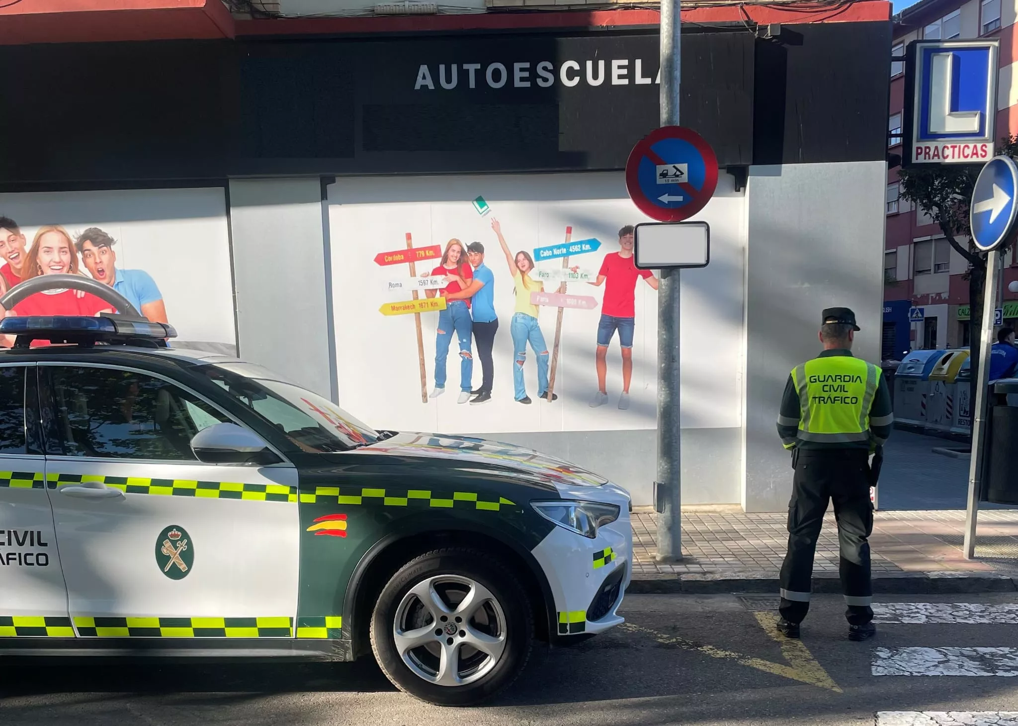 La Guardia Civil, junto a una autoescuela. Pilló a dos conductores de un coche y una moto sin puntos en el carnet