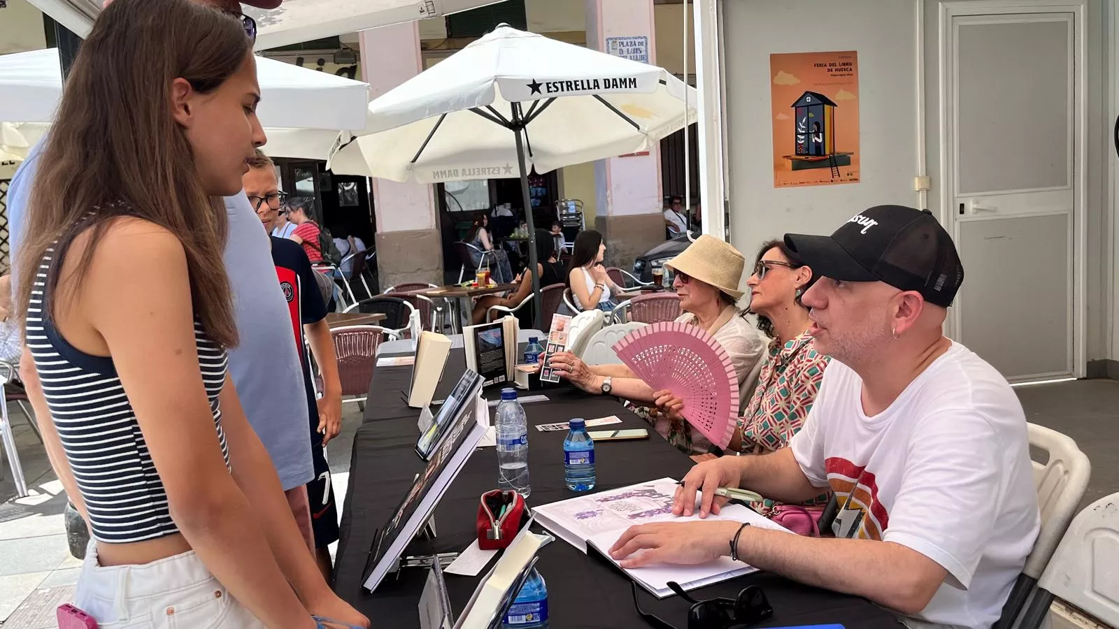 Lorenzo Caudevilla firma “Una obra maestra” en la Feria del Libro de Huesca. Foto Mercedes Manterola