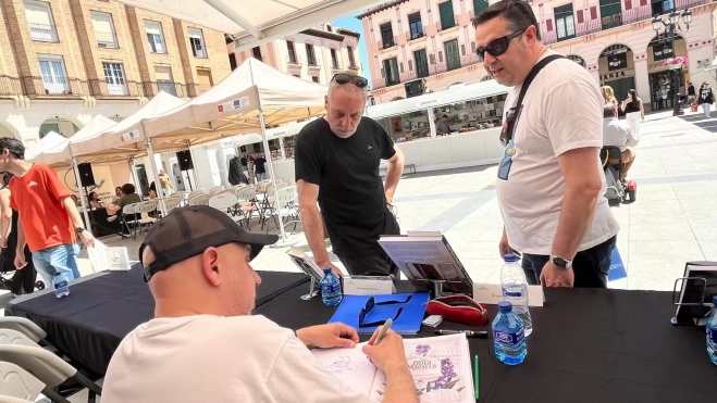 Caudevilla dibuja para su lectores. Foto Mercedes Manterola