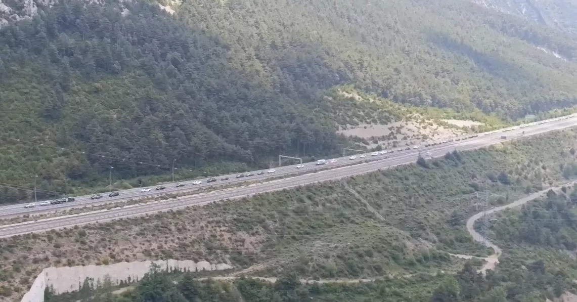 El incendio de un vehículo en un túnel de Arguis provoca retenciones en Monrepós.