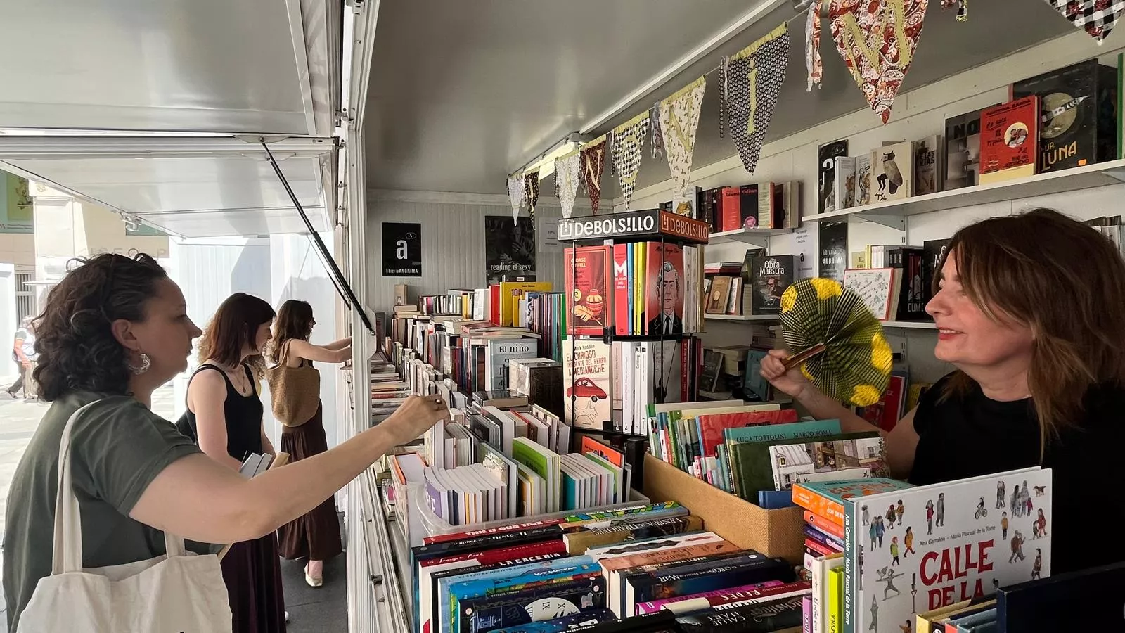 Jornada de sábado en la Feria del Libro de Huesca. Foto Mercedes Manterola