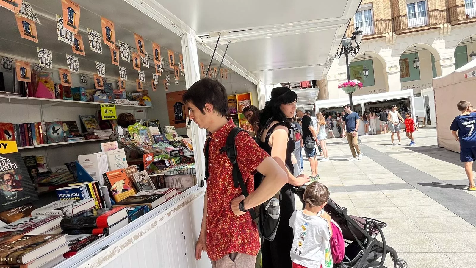 Jornada de sábado en la Feria del Libro de Huesca. Foto Mercedes Manterola