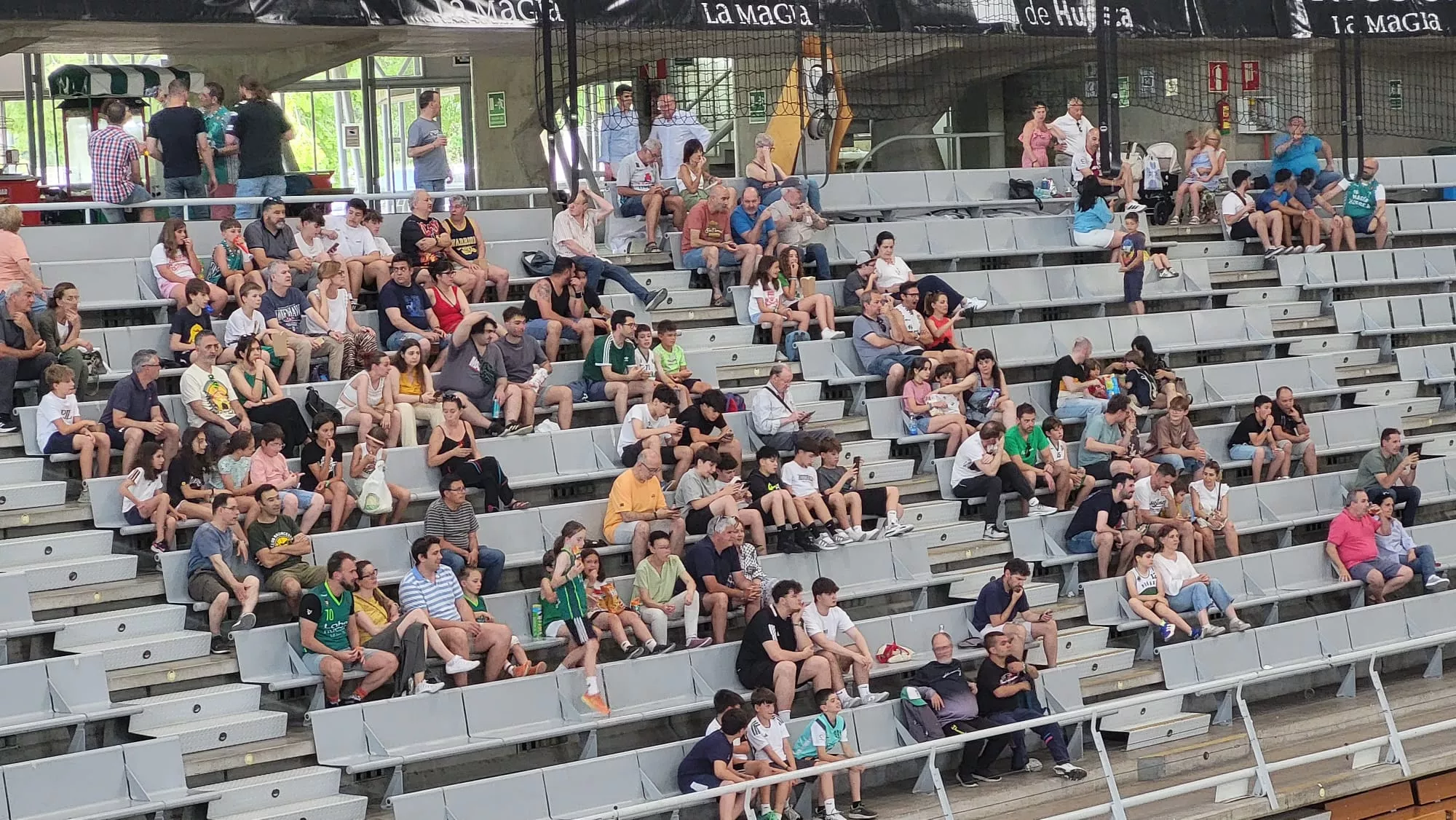 Aficionados en el Palacio de los Deportes de Huesca