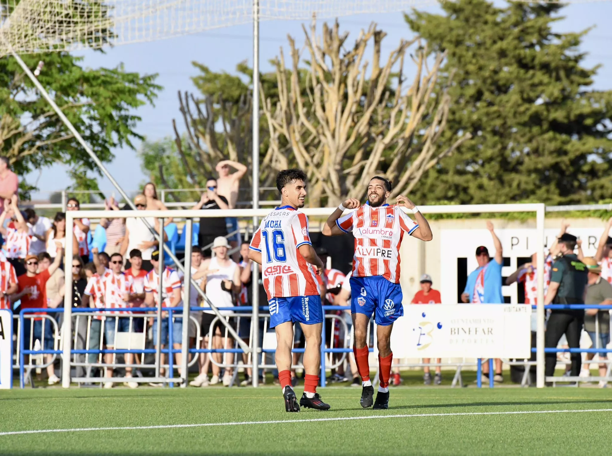 Youssef celebra uno de los goles del Monzón ante el Binéfar. Foto: El Marcador Aragonés