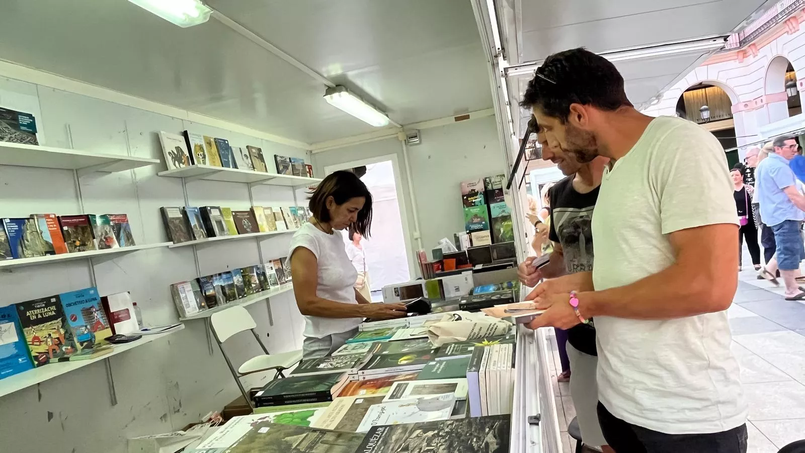 Jornada de sábado en la Feria del Libro de Huesca. Foto Mercedes Manterola