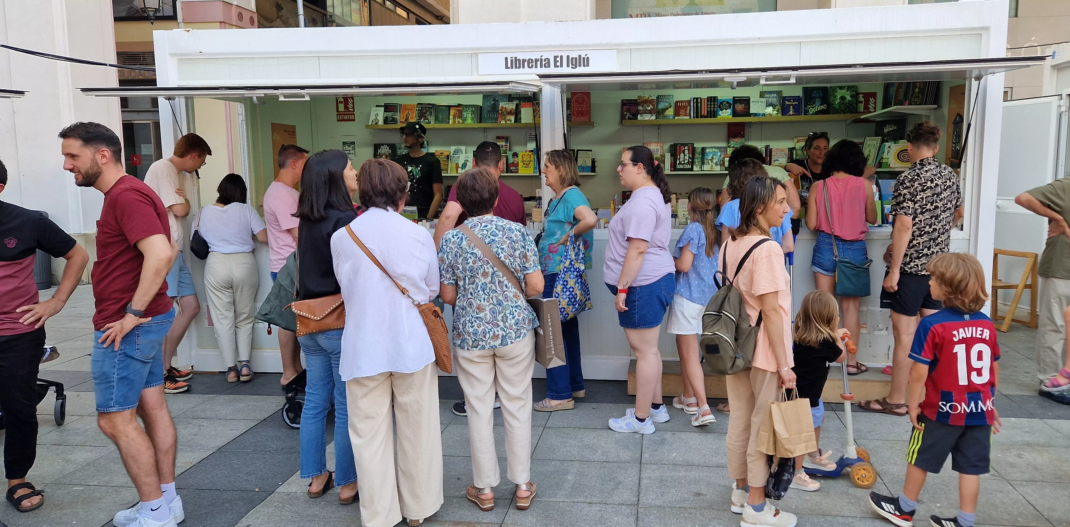 Jornada de sábado 31 en la Feria del Libro de Huesca. Foto Myriam Martínez
