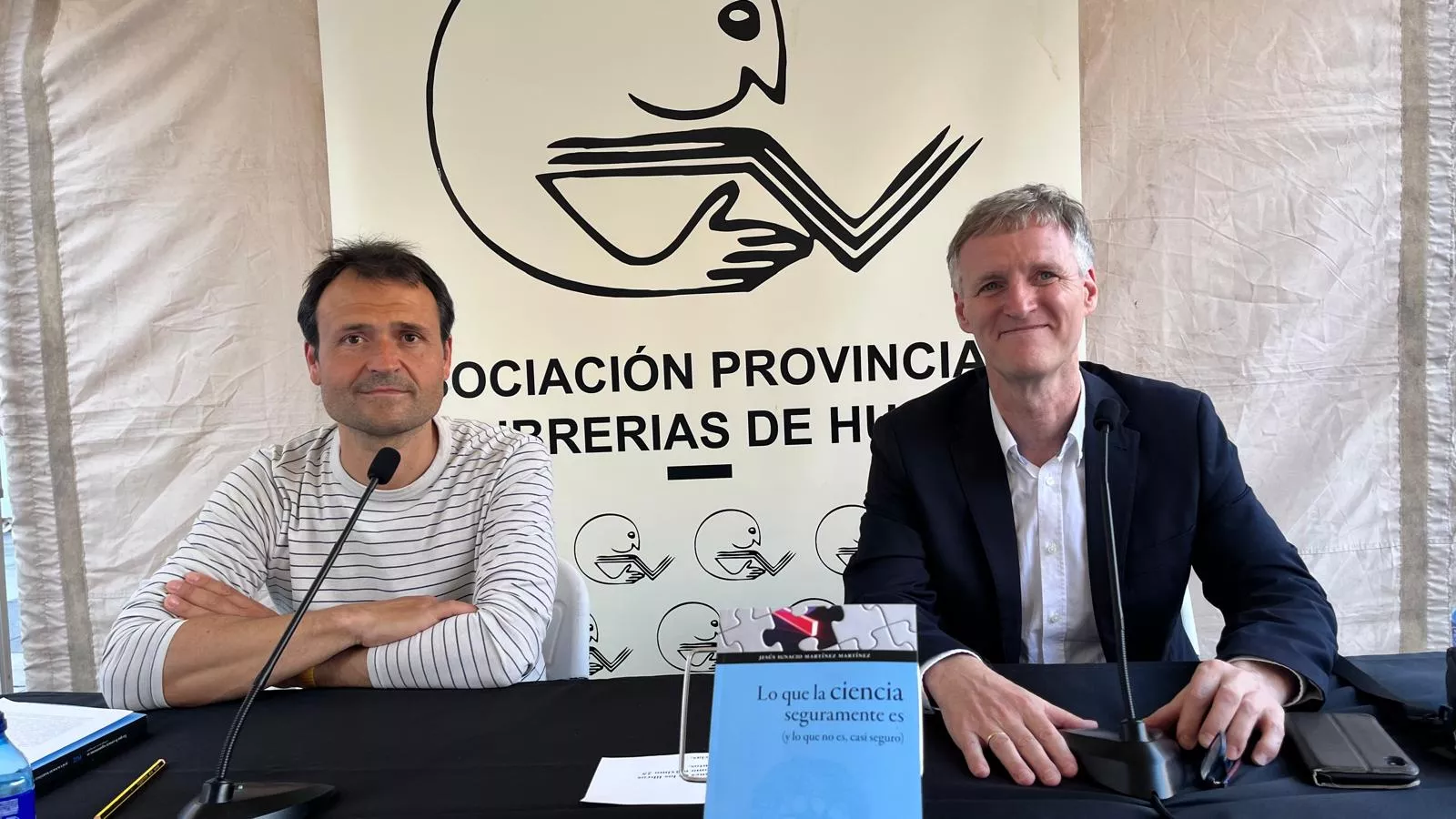 Pedro Lucha y Jesús Ignacio Martínez, en la presentación de 'Lo que la ciencia seguramente es (y lo que no es, casi seguro)' en la Feria del Libro. Foto Mercedes Manterola