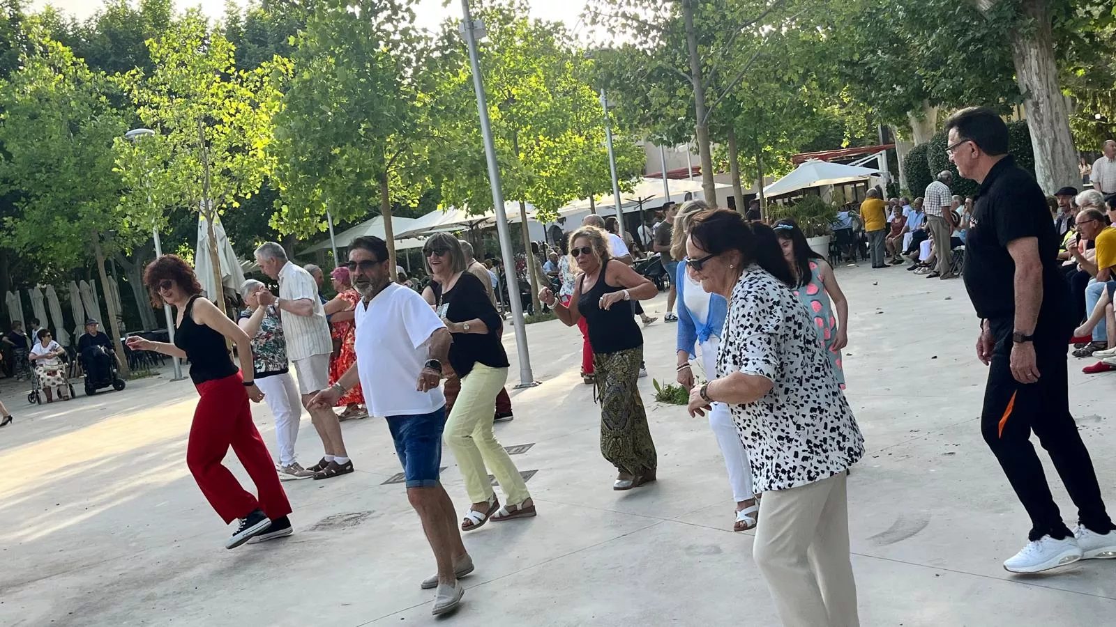 Imagen de una pasada sesión de Sácame a Bailar en el parque Miguel Servet. Foto Mercedes Manterola