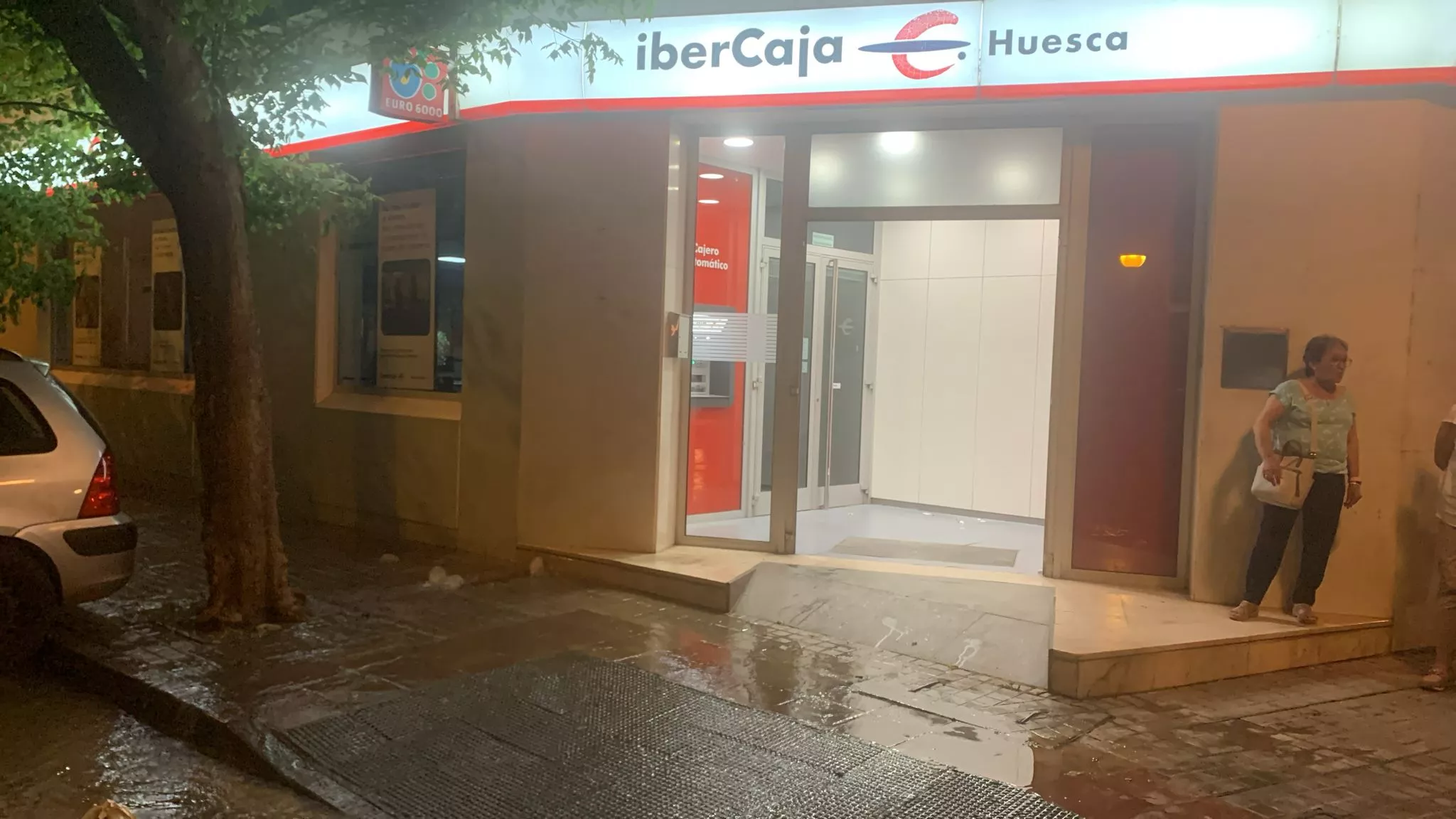 Rotura de la tubería en la calle Gibraltar de Huesca