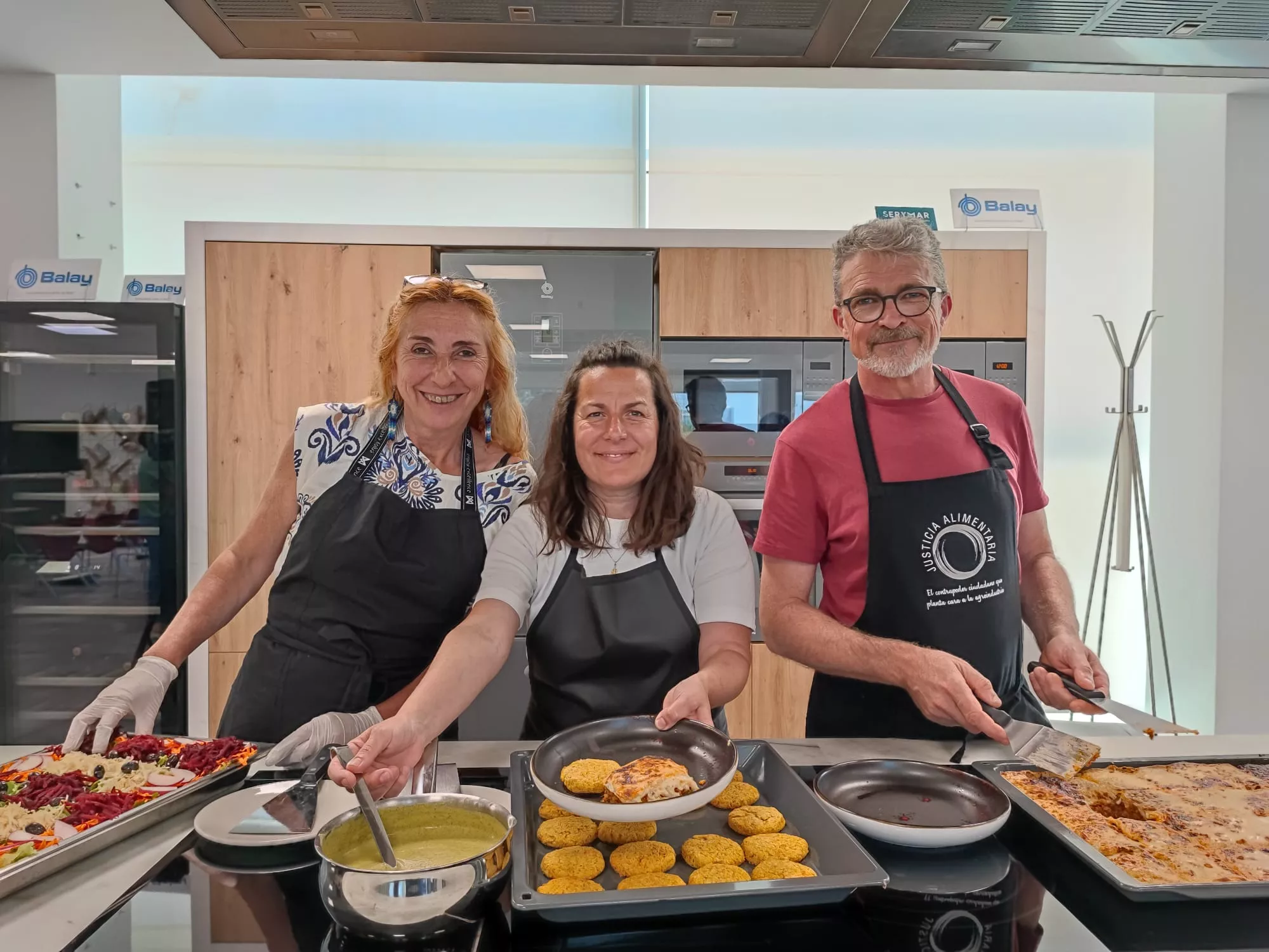 Carmen Martínez Aurora López y José Luis Cabrero preparando la degustación de los platos a base de proteína vegetal que hacen en los comedores escolares Carmen Martínez Aurora López y José Luis Cabrero preparando la degustación de los platos a base de proteína vegetal que hacen en los comedores escolares