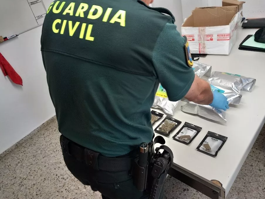 La Guardia Civil intervino varias bolsas con cannabis en un comercio de Sobrarbe. La Guardia Civil intervino varias bolsas con cannabis en un comercio de Sobrarbe.