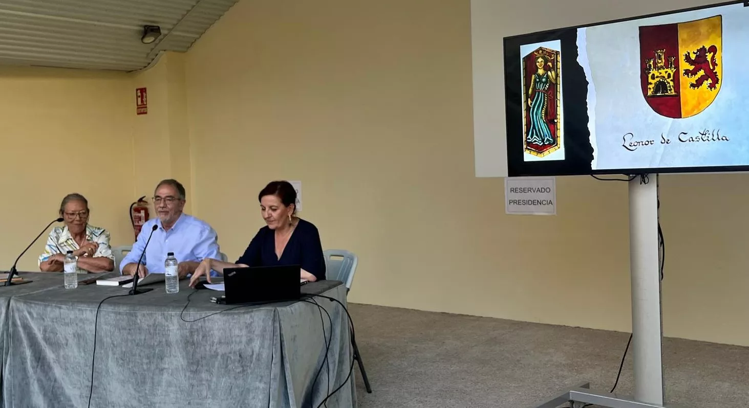 Anabel Lapeña, Ana Segura y Juanjo Generelo, en la presentación en el IEA de 'Reinas, damas y señoras'. Foto Mercedes Manterola Anabel Lapeña, Ana Segura y Juanjo Generelo, en la presentación en el IEA de 'Reinas, damas y señoras'. Foto Mercedes Manterola