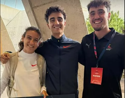 Oriach, en el centro, en Tenerife, y junto a él Marta Mitjans, que batió el récord de España