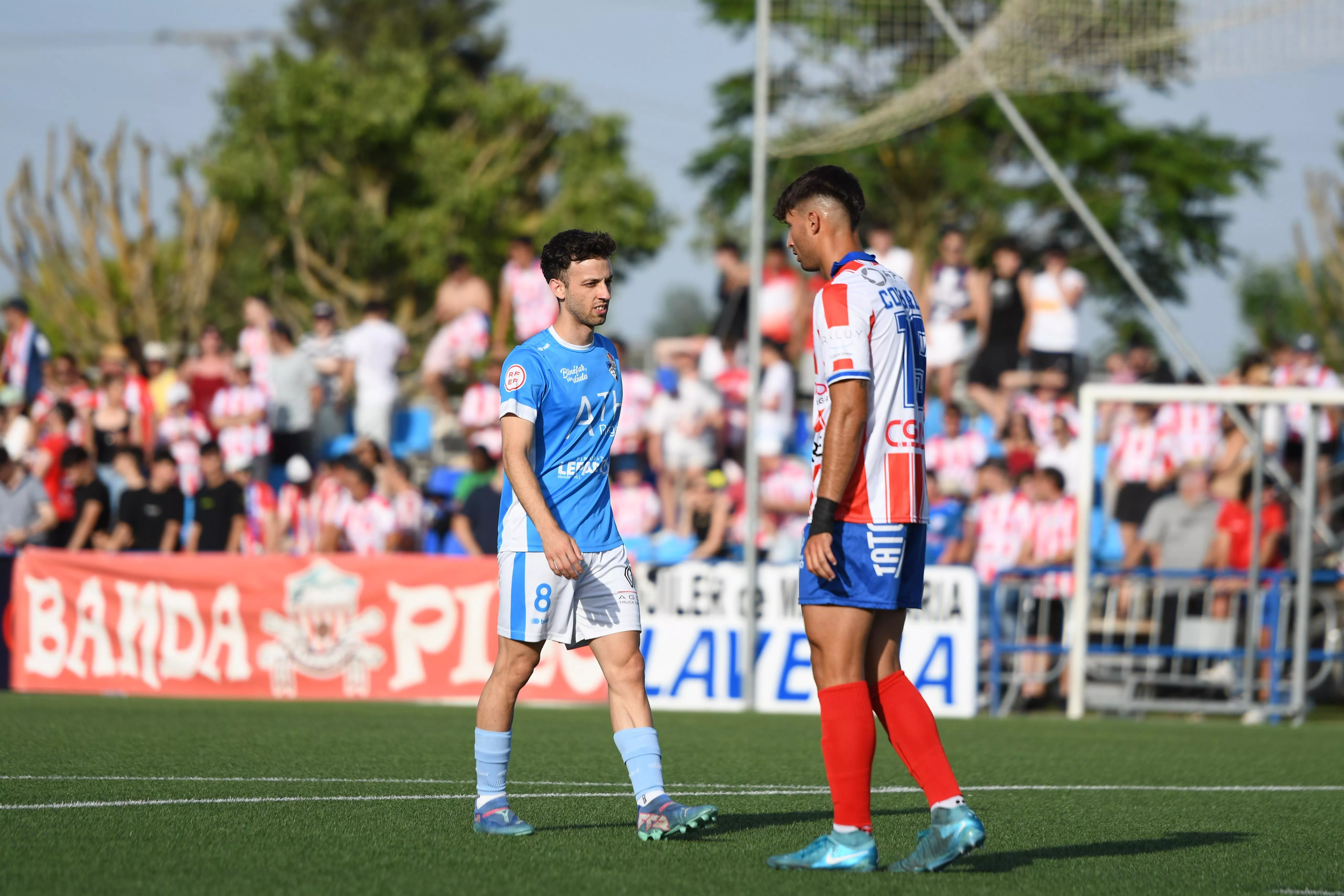 Jugadores de Binéfar y Monzón durante el partido. Foto: El Marcador Aragonés