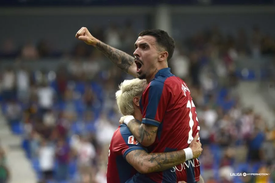 Joaquín se abraza con Vallejo en el primer gol del Huesca. Foto: LaLiga