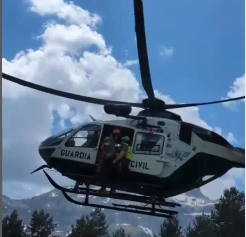 Otra jornada de locura en el Alto Aragón. El helicóptero de la Guardia Civil de Huesca, acudiendo a uno de los rescates.